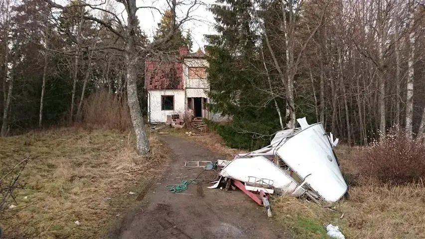 deserted house.webp